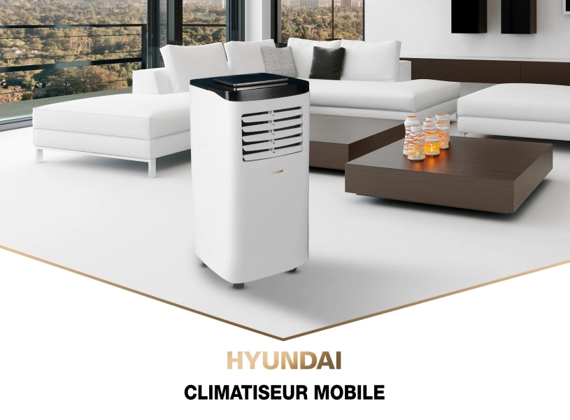 HYUNDAI Climatiseur mobile 7000 BTU dans un salon à côté d'une table basse et d'un canapé