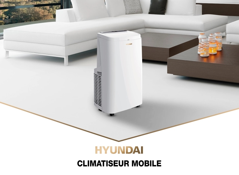 Climatiseur Hyundai réversible 12 000 BTU dans un salon à côté d'une table basse et d'un canapé