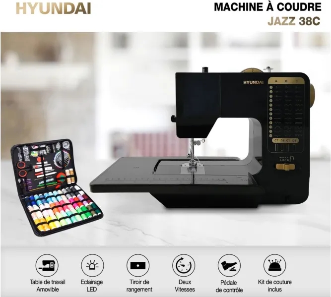Machine à Coudre HYUNDAI Jazz 38C posé sur une table à côté de son kit de couture