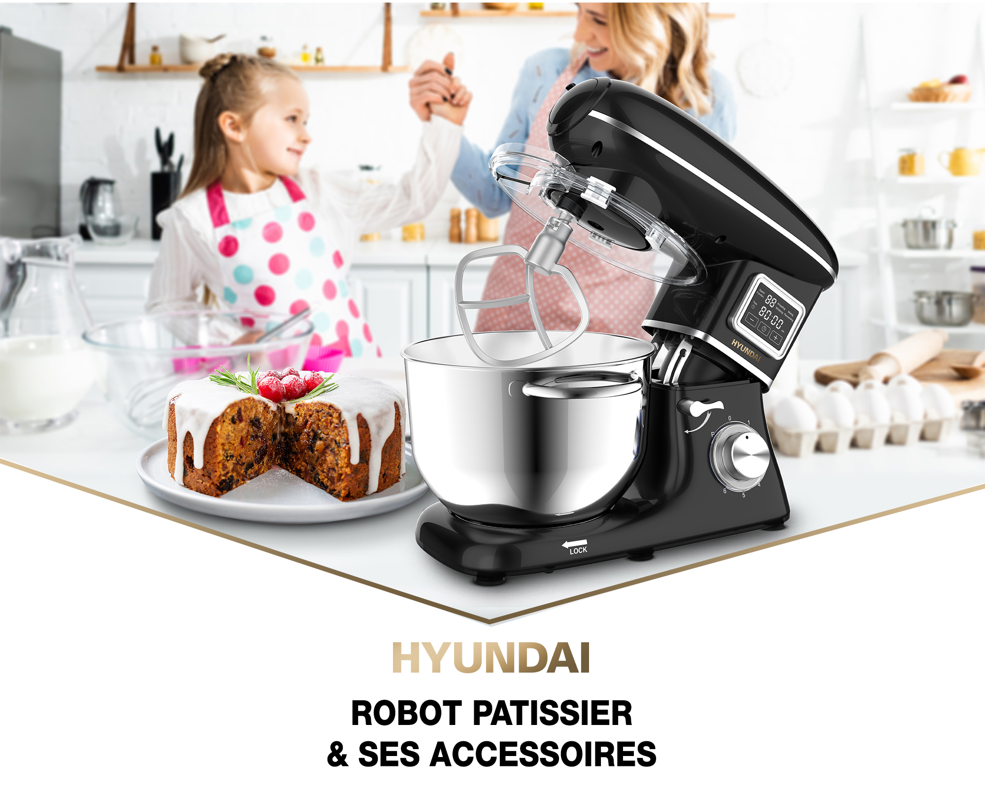 Robot pâtissier Success Cake dans une cuisine à côté d'un gateau et d'une famille