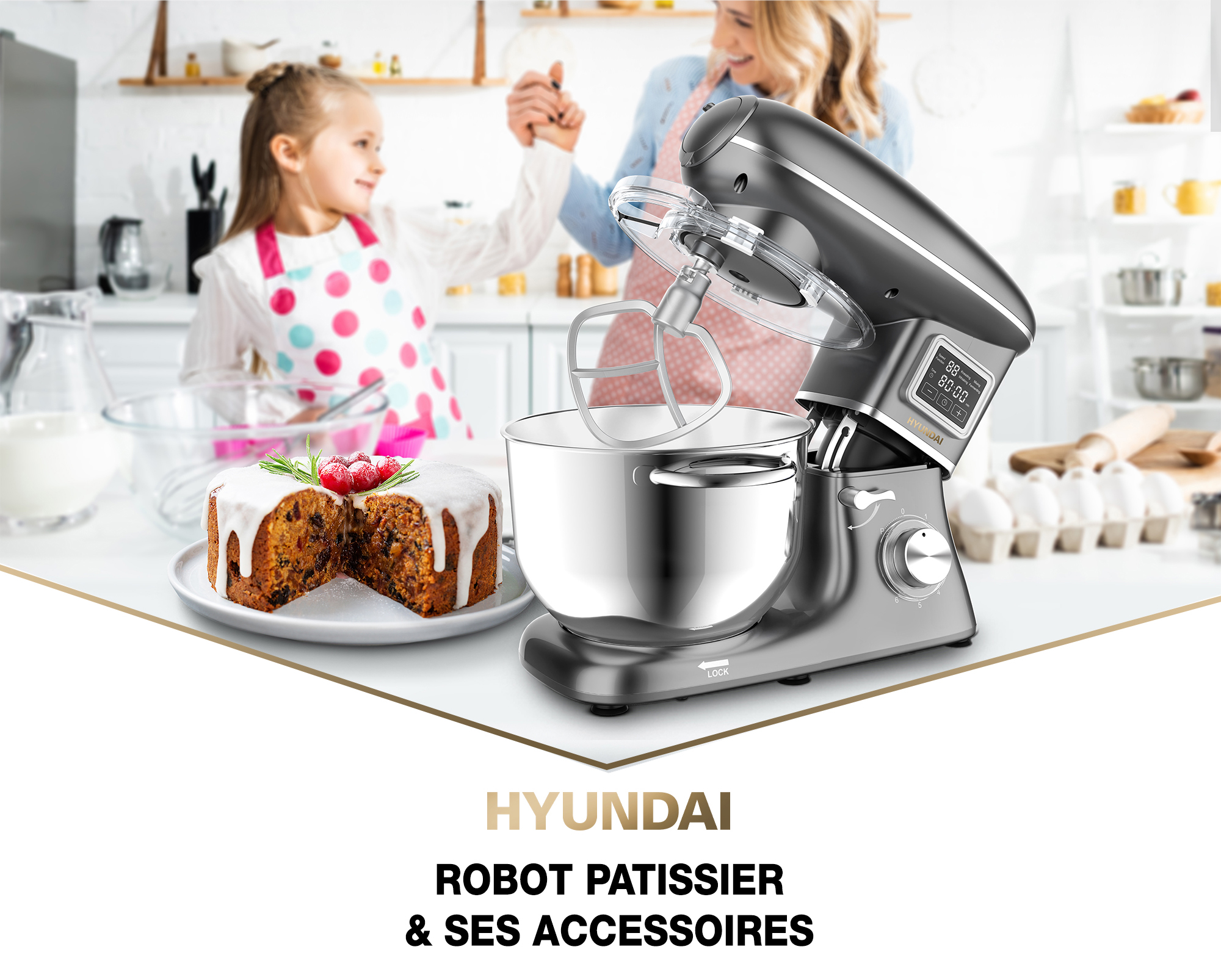 Robot pâtissier Success Cake + dans une cuisine à côté d'un gateau et d'une famille