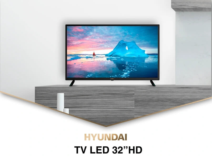 TV HYUNDAI 32″ HD posée sur un meuble TV devant un mur