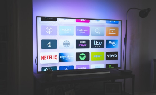Smart TV affichant des applications à l'écran